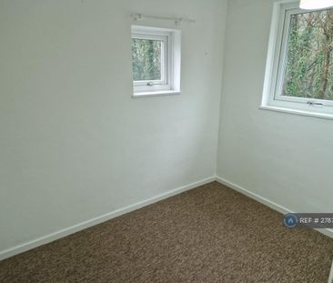 4 bedroom semi-detached house to rent - Photo 5