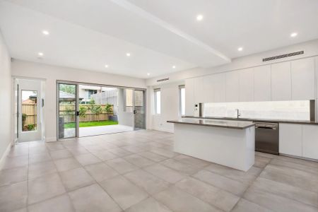 Stunning Family Home with Versatile Floorplan - Photo 3