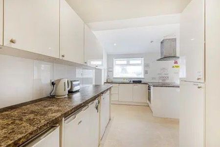 1 bedroom in a house share to rent - Photo 2