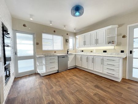 4 bed detached bungalow to rent in Thatcher Avenue, Torquay, TQ1 - Photo 3