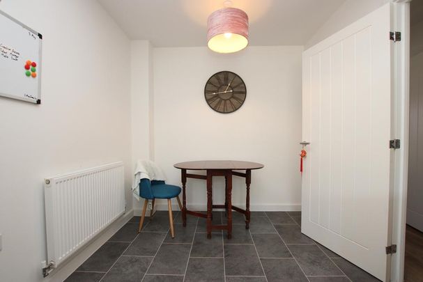 4 bedroom end of terrace house to rent - Photo 1