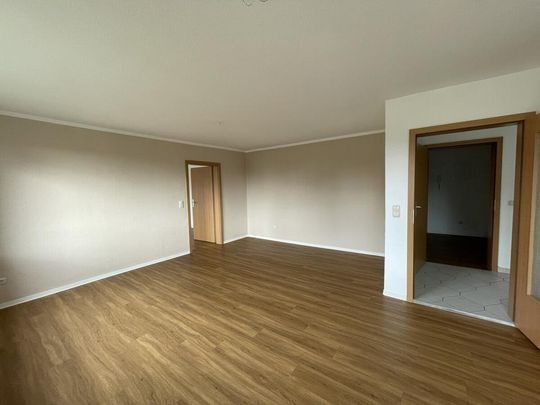 Großzügige Fünf-Raum-Wohnung mit Balkon und Loggia in Gotha! - Foto 1