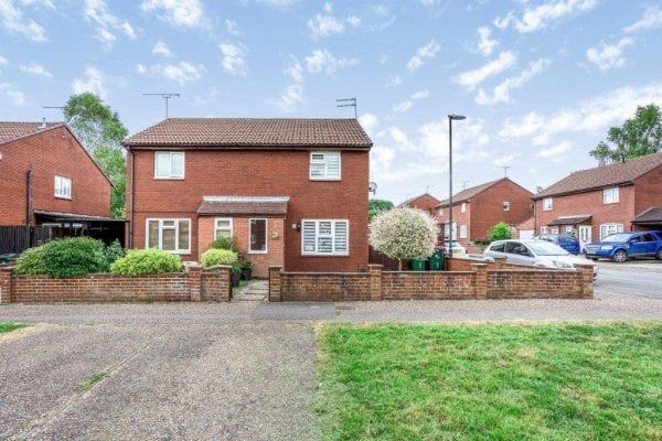 Cottesmore Green 3 bedroom link detached house to rent - Photo 1