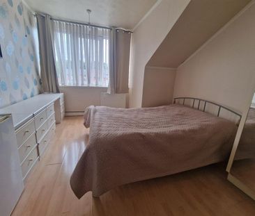 Tempest Road, room 1, Leeds - Photo 3