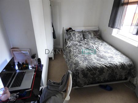 4 bedroom end of terrace house to rent - Photo 3