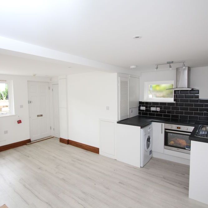 Studio Flat – Surbiton (Claremont Gardens, KT6) - Photo 1