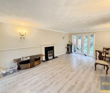 Markhams Chase, Basildon - Photo 2