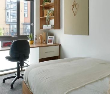 Accessible Gold Ensuite - Photo 2