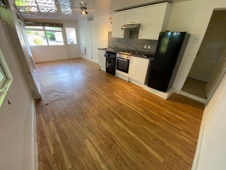 Studio to rent - Photo 2