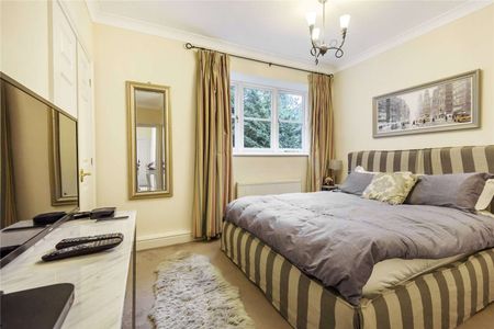 A charming three bedroom home in the heart of Sunningdale. - Photo 5