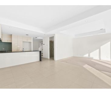 THREE BEDROOM TOWNHOUSE IN EXCELLENT LOCATION - Photo 5