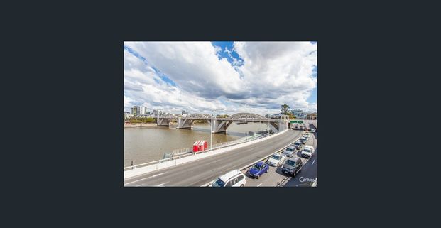 BRISBANE RIVER VIEWS IN CBD LOCATION - Photo 1