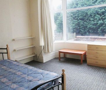 1 bedroom in a flat share to rent - Photo 2