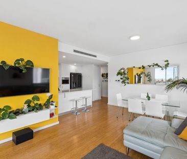 Stunning Fully Furnished Apartment with Sweeping Ocean Views - Photo 4