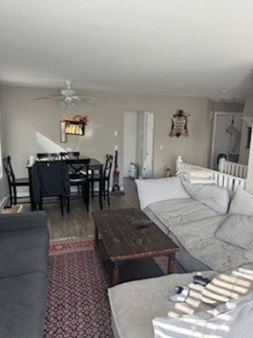 Top Floor 3 beb 2 bath house: March 1 - Photo 2