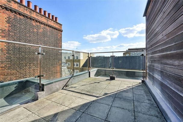 Ideally situated on the southern tip of the Isle of Dogs, this neutrally presented two bedroom flat offers naturally light and generous living space. - Photo 1