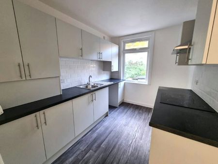 Flat to rent on - Photo 2