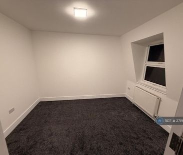 3 bedroom flat to rent - Photo 4