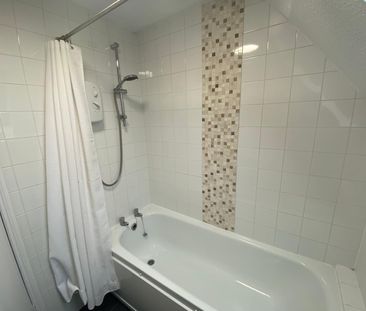 Adams Glade, Rochford, Essex, SS4 - Photo 3