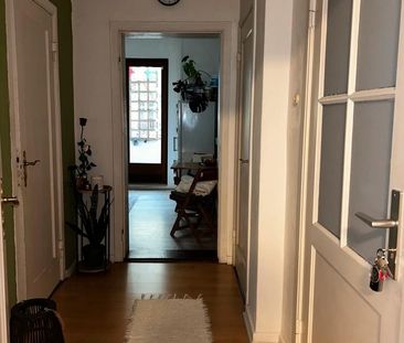 Möblierte Wohnung zur Untermiete für mindestens 1 Jahr an Frau - Photo 1