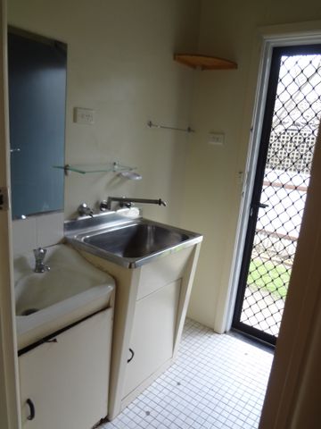 Central Albury Bedsit Unit - Photo 2