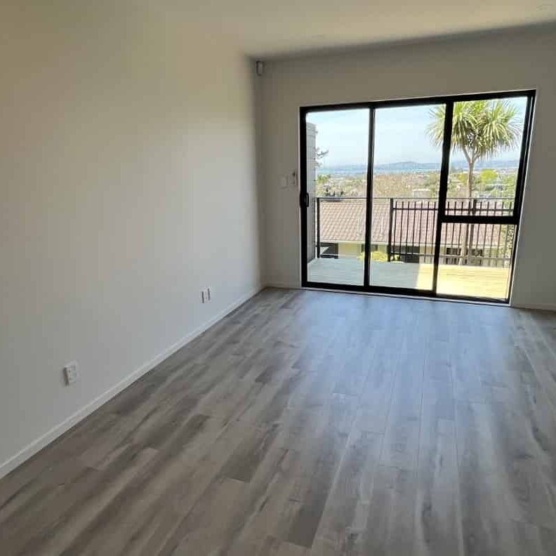 Large 3 Bedroom Townhouse - Photo 1