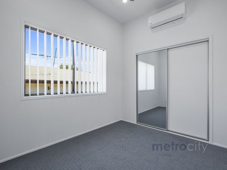 NEVER LIVED IN! 4 BED WITH AIR CON - Photo 3