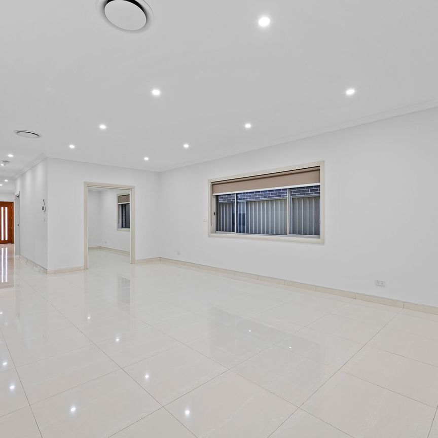 Modern, Spacious, 5 Bedroom Family Home! - Photo 1