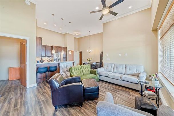 Spacious Top-Floor Unit with Solarium - Photo 1