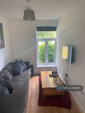 1 bedroom in a house share to rent - Photo 2