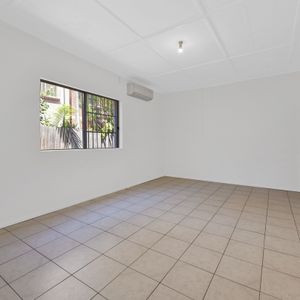 Spacious 3 bedroom half house in a great location - Photo 2