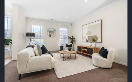 GREAT SIZED HOME | IDEAL LOCATION | STYLE AND COMFORT - Photo 3