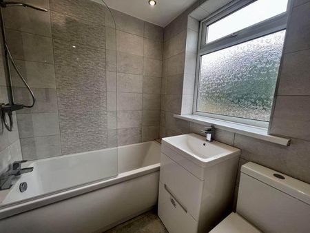 1 bedroom in a flat share to rent - Photo 4