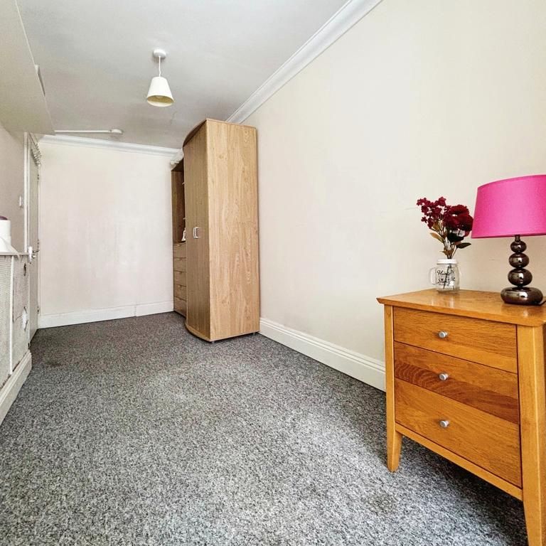 1 bedroom in a house share to rent - Photo 1