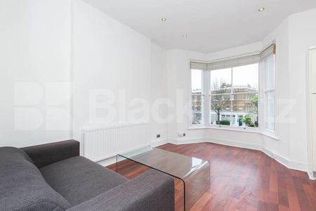 Contemporary one bedroom flat set on the first floor of a period conversion - Photo 2
