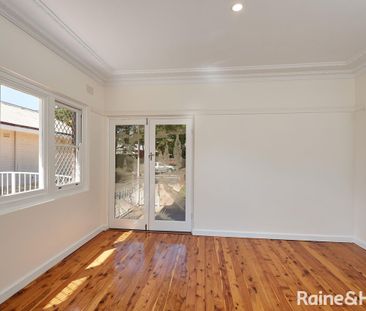 CHARMING FAMILY HOME IN A PRIME LOCATION - Photo 3