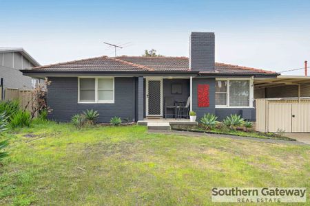 CHARMING SUBURBAN HOME - Photo 5