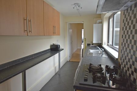 3 Bedroom Mid Terraced House - Photo 4