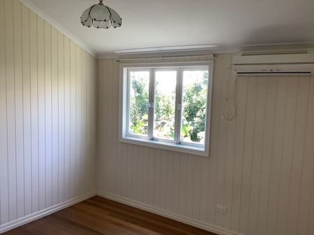 Charming home with entertainer deck - Photo 2