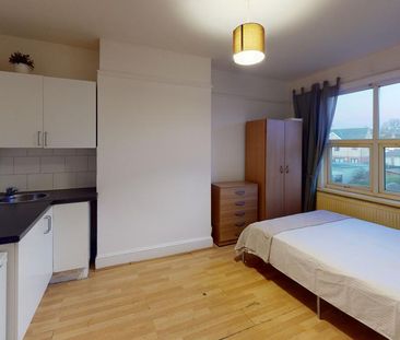 1 bedroom in a house share to rent - Photo 2