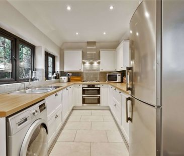 A semi-detached character cottage with a modern interior in the sou... - Photo 6