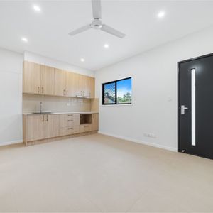 Lovely low-set unit, one bedroom with two living spaces - Photo 2