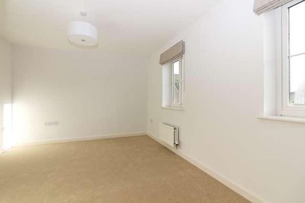Buckingham - A Fully Redecorated Bed House With New Flooring, Gas Heating And Carport Parking!, MK18 - Photo 1