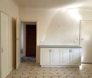Roomy brick veneer - Photo 2