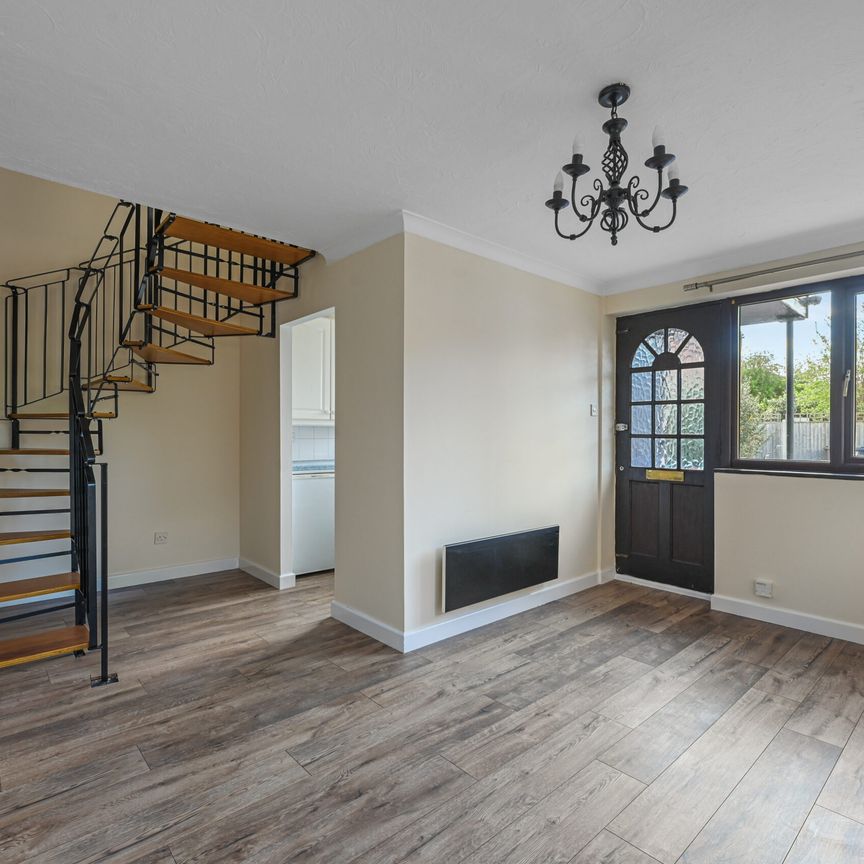 One-Bedroom End of Terrace House - Photo 1