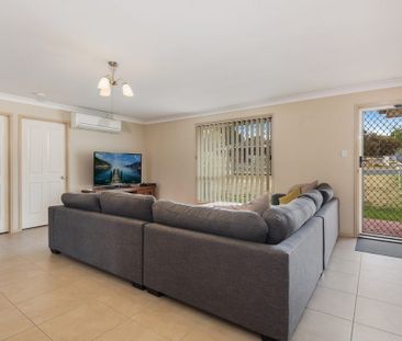 ~ Large & Spacious Five Bedroom Brick Home ~ - Photo 3