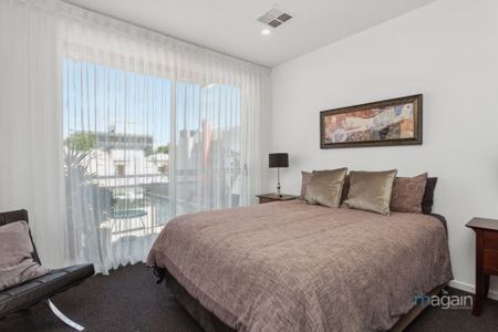 Stylish, Fully Equipped Townhouse in Prime CBD location. - Photo 4