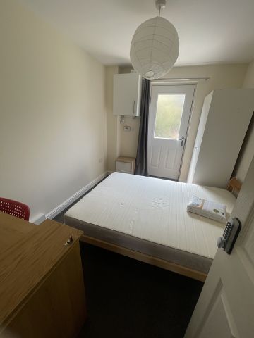 6 Bed Semi-Detached House, Sharples Close, BS16 - Photo 5