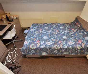 4 bedroom House in Meadow View, Leeds - Photo 3