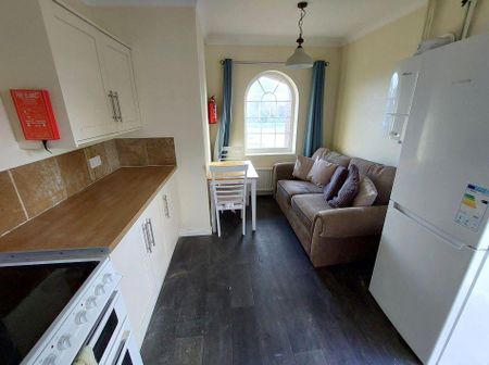 1 bedroom in a house share to rent - Photo 3